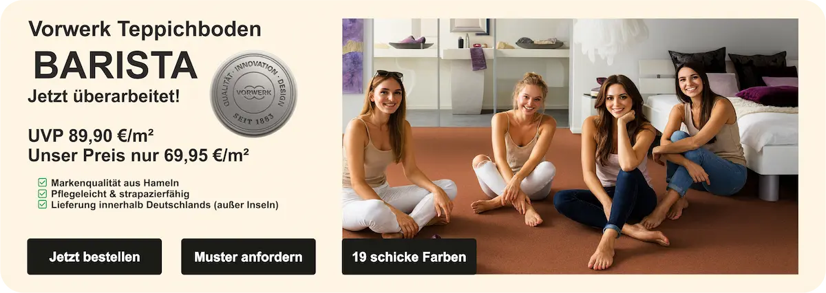 Vier junge Frauen in einem modernen, gemütlichen Schlafzimmer mit Teppichboden; entspannte Mädels‑WG‑Atmosphäre mit Bett, Stuhl und dekorativen Elementen.